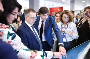 Владимир Мединский и Сергей Кравцов осмотрели выставочную зону форума «Формируя будущее» в Казани