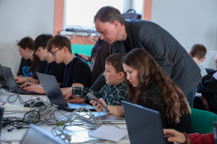 В детском технопарке «Кванториум-33» проходит региональный хакатон по искусственному интеллекту «НейроТех-2026»